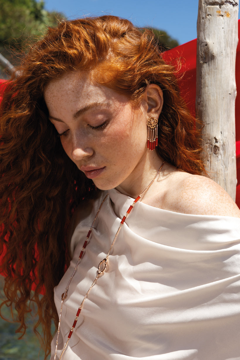 "Seed — Orecchini Corti in Argento 925 e Oro Rosa 18K con Agata Rossa · Collezione Roots"