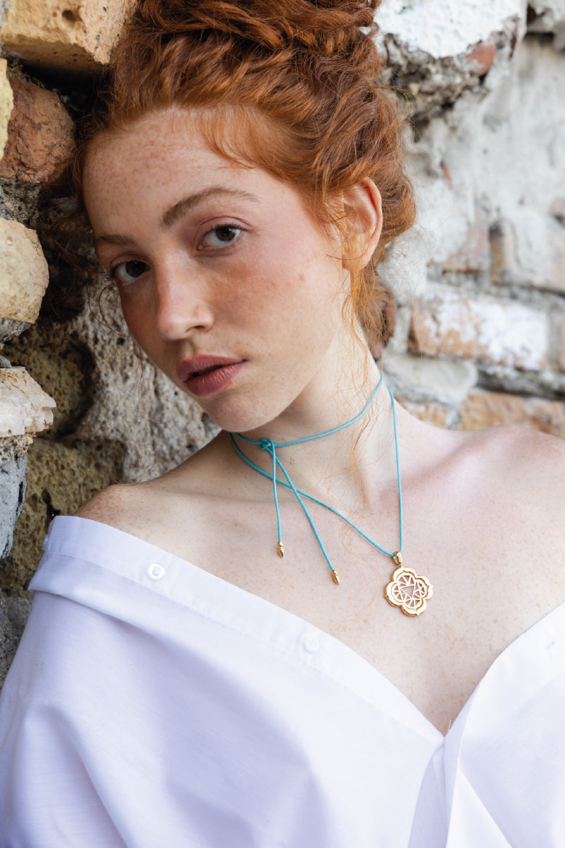 "Neck Cord — Cordino in Cotone Cerato con Terminali in Argento 925 e Oro 18K"