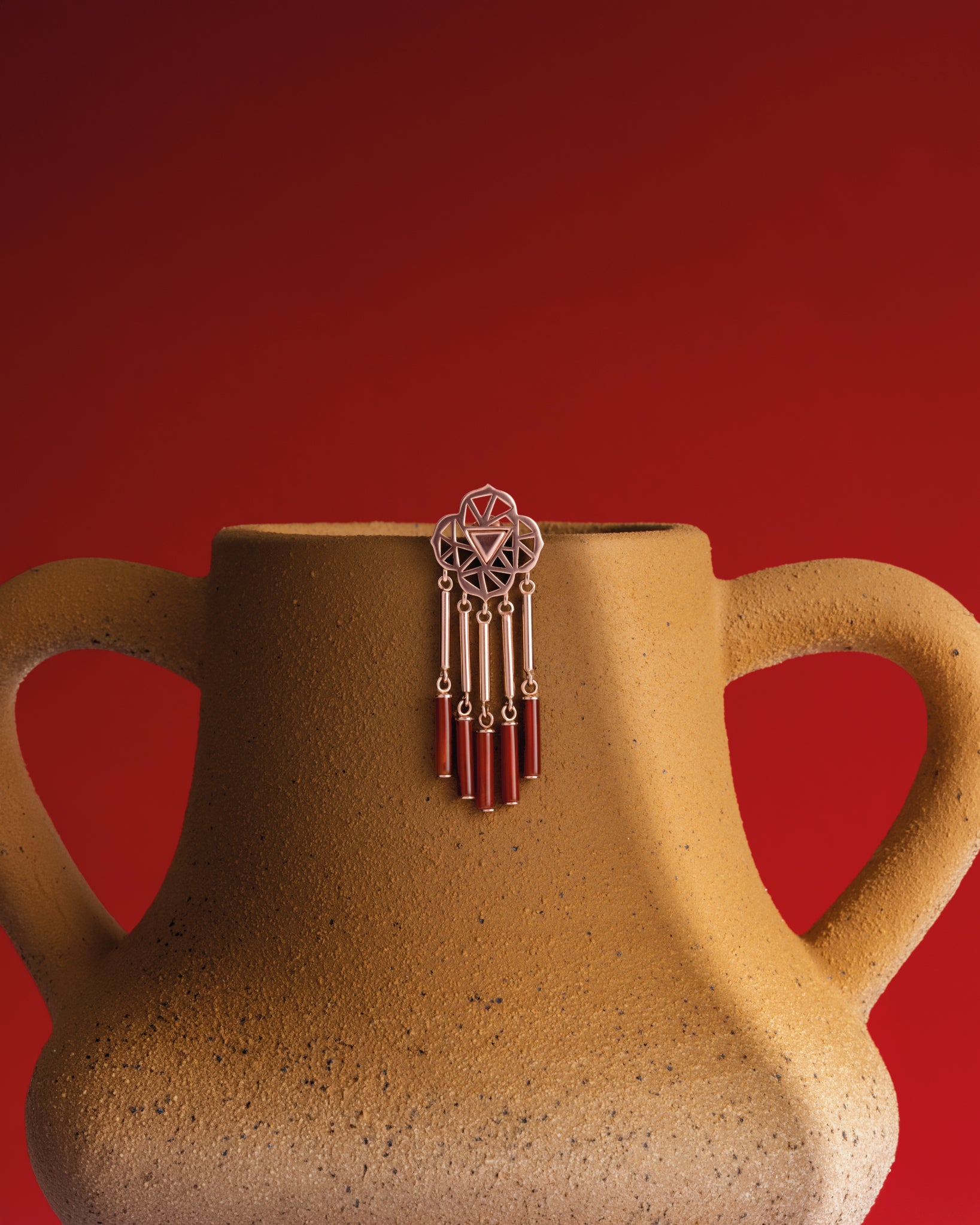 "Seed — Orecchini Corti in Argento 925 e Oro Rosa 18K con Agata Rossa · Collezione Roots"